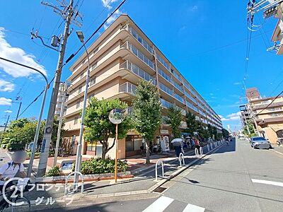 外観:駅から徒歩8分のマンションは、通勤や通学にとても便利で、時間を有効に使える素晴らしい立地です! 外観:駅から徒歩8分のマンションは、通勤や通学にとても便利で、時間を有効に使える素晴らしい立地です!