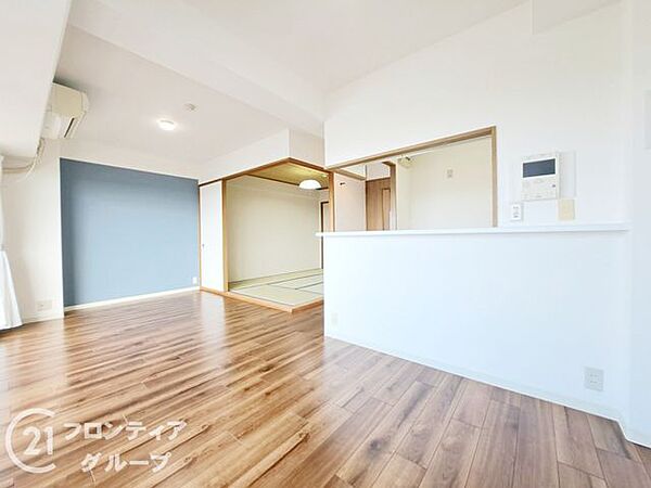 バルコニーに面した開放感のあるリビング！和室とつながっており、和室を開けると開放的な空間になります。