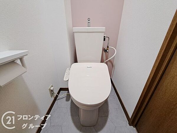 白を基調とした、清潔感のあるシンプルなデザインのトイレです