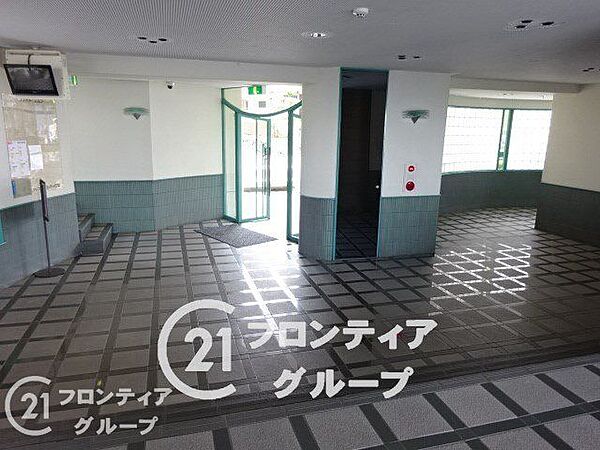 マンションの入り口は大変広々としています。窮屈さを感じない嬉しいエントランスです。
