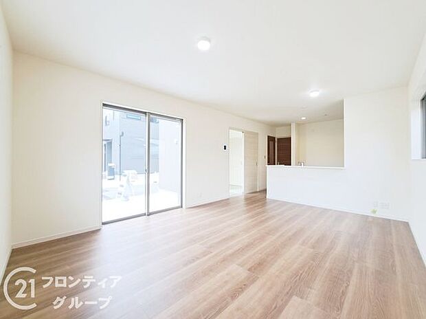 リビングのフローリング材には、木目や色調など木材特有の風合いがあり、ナチュラルな美しさで、日々の生活に温もりを与えてくれます。