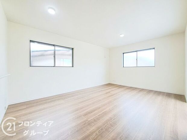 LDKには大きな窓からたくさんの光が入り、明るく、開放的な空間を演出してくれます。お友達が遊びに来た時も自慢のリビングになりますね！