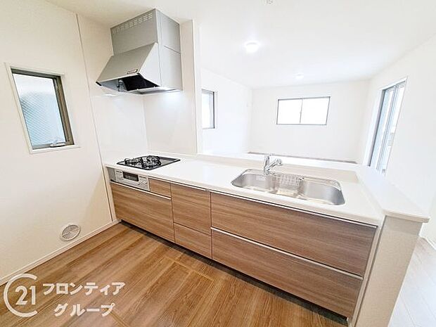 お手入れが楽に行える換気扇やステンレスワークトップは毎日お料理する奥様の味方！