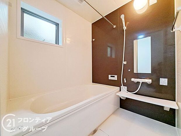 浴槽は環境にやさしい節水タイプを採用。浴槽内ステップで半身浴や親子入浴も楽しめるので、毎日のバスタイムをエコで素敵に演出してくれる小窓付きの浴室です