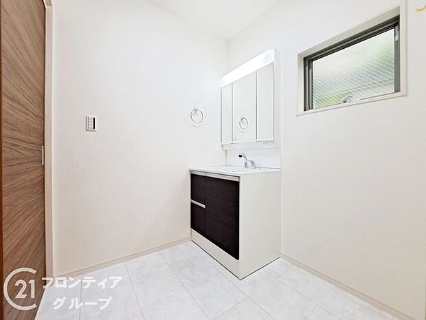 曇り止めヒーター付きのミラーキャビネットを採用しております。ミラーの内側がすべて収納スペースになっているので、スタイリング剤や歯ブラシなどの収納に便利ですね。