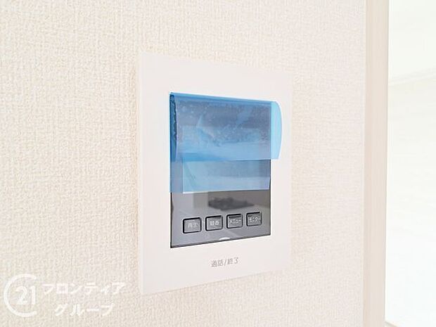 ハンズフリー機能を備えたカラーモニターインターホンを採用！お料理中などで手が塞がっていても便利に応答可能です！夜間の映像確認機能もついていて、安心ですね！