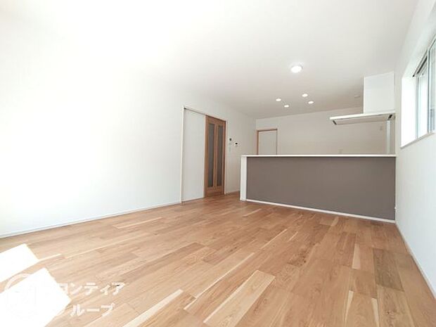 フローリングにはキズの付きにくい特殊塗装を採用し、内装やドアの仕上げは、堂々とした木目で、木の温もりを感じながらお過ごしいただけますね。