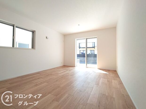 シンプルで美しいデザインのリビングは、お好みのインテリアにコーディネイトしやすく、家族がやすらぐ癒しの空間が作れますね。