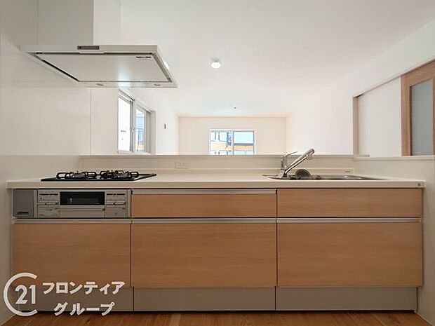 人工大理石カウンタートップ・ガラストップコンロを採用しており、お掃除ラクラク!奥様に嬉しい機能がたくさんついており、毎日のお料理も楽しくなりそうですね!