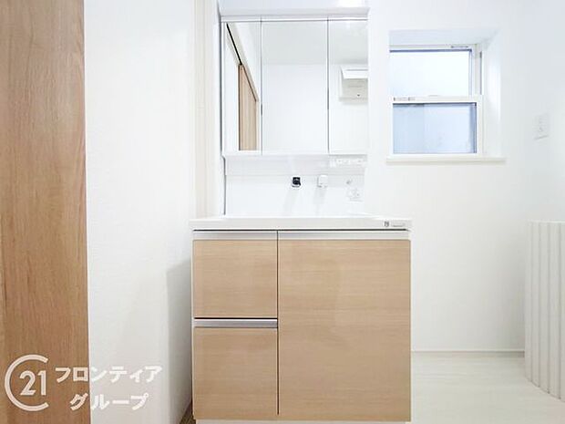 小窓付きの洗面室は、毎朝心地よい光を運んでくれるので、すがすがしい気持ちで1日をスタートできます!また、1坪以上の広い空間です!