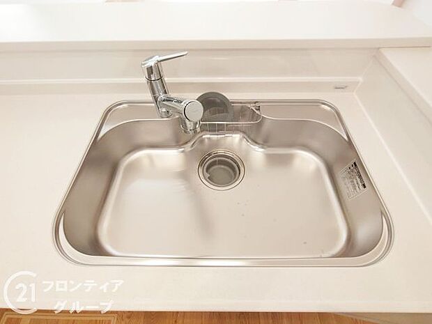 お鍋やホットプレートもすっぽりと入るワイドシンク