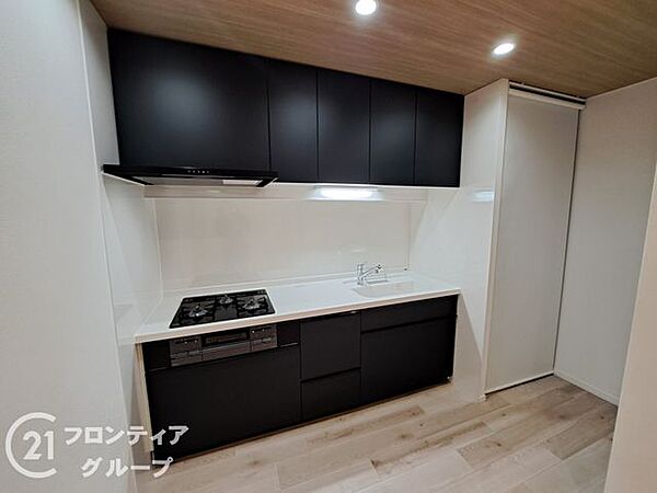 広々とした最新のシステムキッチンで、毎日、家族みんなで料理を楽しめます