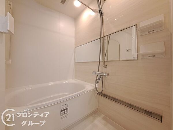 広々としたバスルームで、心地よいリラックスタイムを楽しめます。快適な空間で、日々の疲れを癒す贅沢な時間を提供します。