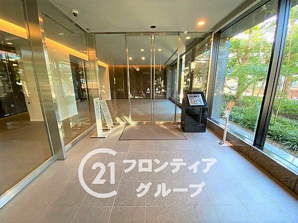 自然光を取り入れた明るいデザインが特徴です。ガラス張りの壁面が開放感を演出し、居心地の良い空間を提供します。