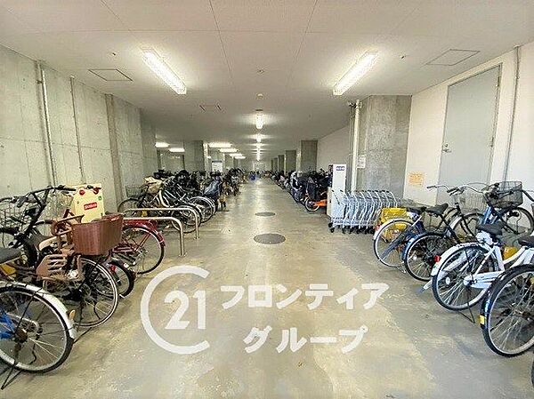 屋根付きの駐輪場は、雨風から自転車を守り、安心して利用できる便利で快適な設備です！