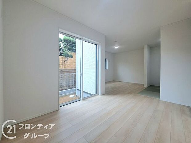 フローリングは、日常生活で床材の受ける様々な傷や、温度・湿度変化によるひび割れの発生を大幅に抑える特殊加工を施工済みです！