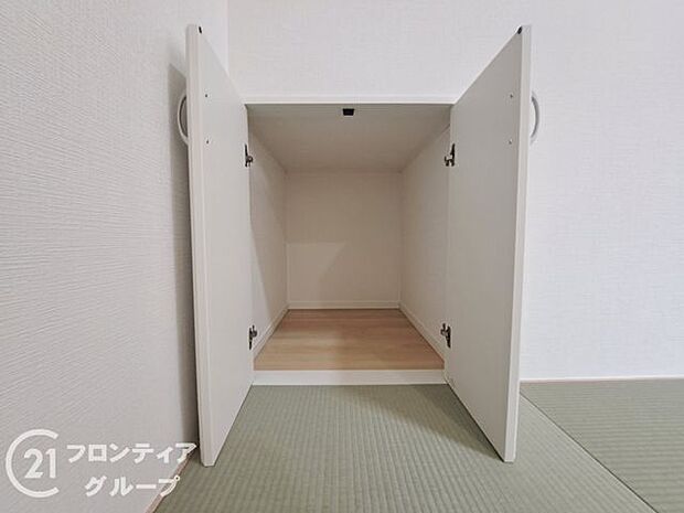 お布団も収納できる広々とした押入れは、季節のものもたくさん収納しておける便利なスペースです！