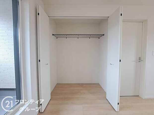 木目の美しさを際立たせるシンプルデザインのワイドクローゼットはたっぷり収納ができます！