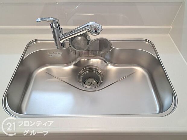 蛇口の先端に浄水器を内蔵。場所をとらない浄水器です。