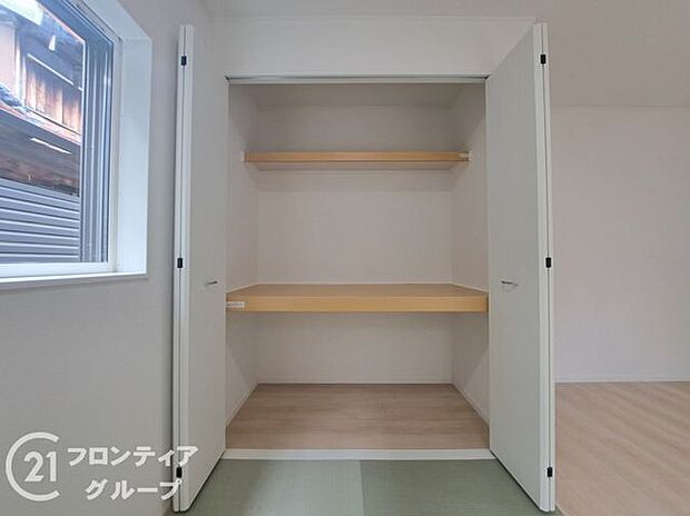 お布団も収納できる広々とした押入れは、季節のものもたくさん収納しておける便利なスペースです！