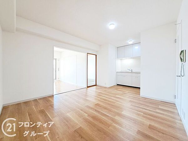 広々11.3帖のリビングです。家具を置いても広々としており、快適にお住まいいただけます。