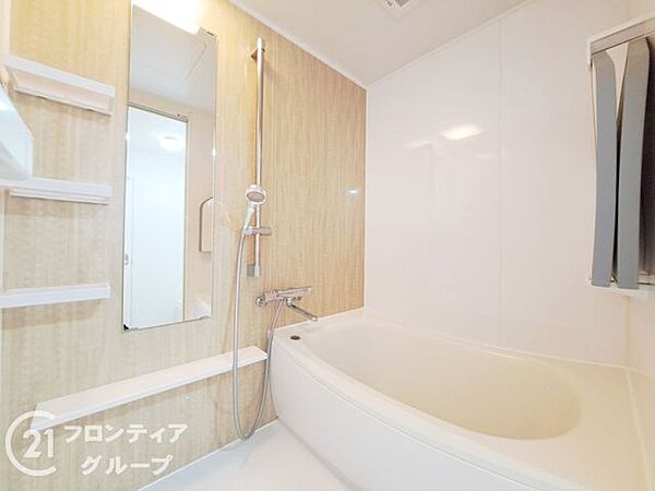 ゆったりサイズのシャワー付きバスルームです。