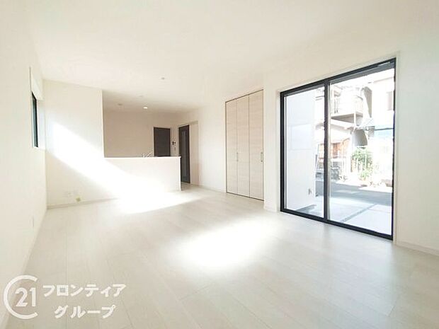 リビングのフローリング材には、木目や色調など木材特有の風合いがあり、ナチュラルな美しさで、日々の生活に温もりを与えてくれます。