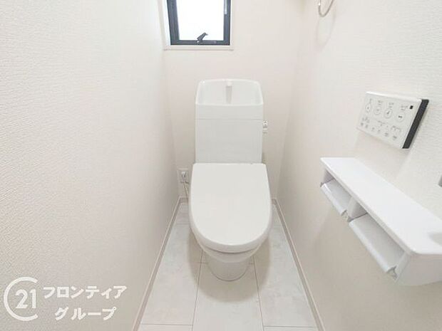 便器にふちがなく、汚れが隠れて見えない部分が極端に少なくなっており、お手入れも楽々!スピーディでパワフルな洗浄力を実現しています!