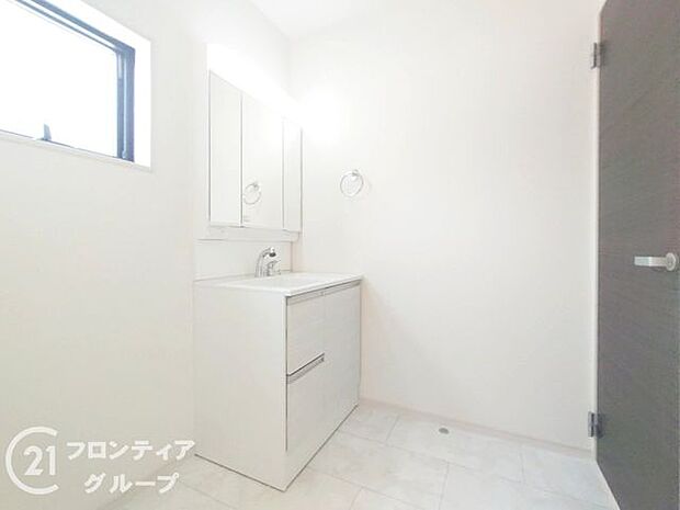 曇り止めヒーター付きのミラーキャビネットを採用しております。ミラーの内側がすべて収納スペースになっているので、スタイリング剤や歯ブラシなどの収納に便利ですね。