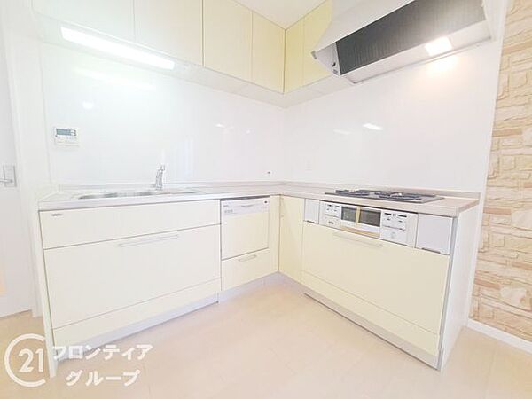 広々とした作業スペースがあり、料理がしやすく、快適なキッチンです