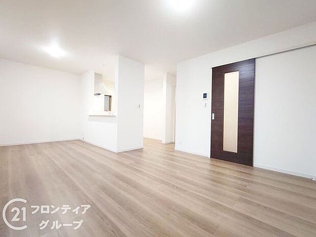 リビングのフローリング材には、木目や色調など木材特有の風合いがあり、ナチュラルな美しさで、日々の生活に温もりを与えてくれます。