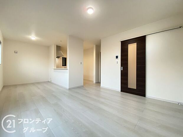 リビングのフローリング材には、木目や色調など木材特有の風合いがあり、ナチュラルな美しさで、日々の生活に温もりを与えてくれます。