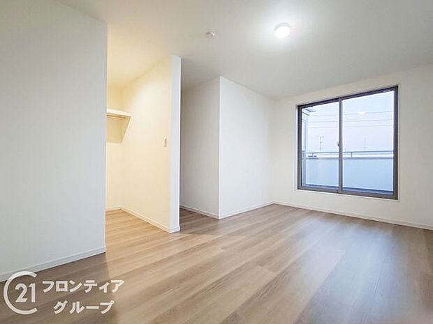 室内はシンプルな仕様となっており、それぞれの好みに合わせたインテリアで、趣味に合わせてレイアウトしやすくなっております。