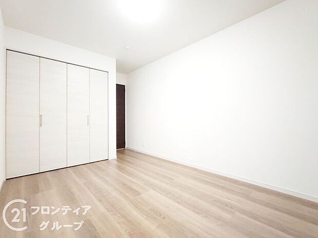 寝室や子供部屋など用途多彩な明るい洋室!