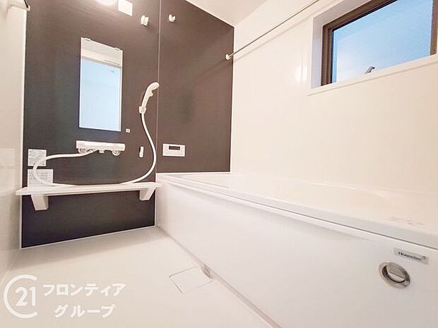 浴槽は環境にやさしい節水タイプを採用。浴槽内ステップで半身浴や親子入浴も楽しめるので、毎日のバスタイムをエコで素敵に演出してくれる小窓付きの浴室です