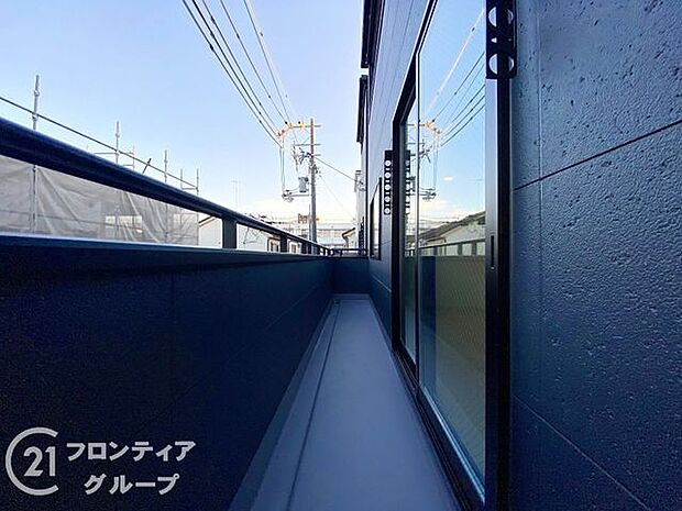 日当たりの良いバルコニーは、お洗濯が多いときも安心！たくさん干してもカラっと乾きそうです！