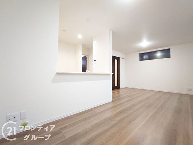 LDKには大きな窓からたくさんの光が入り、明るく、開放的な空間を演出してくれます。お友達が遊びに来た時も自慢のリビングになりますね！