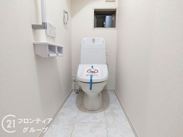 便器にふちがなく、汚れが隠れて見えない部分が極端に少なくなっており、お手入れも楽々！スピーディでパワフルな洗浄力を実現しています！