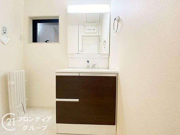 曇り止めヒーター付きのミラーキャビネットを採用しております。ミラーの内側がすべて収納スペースになっているので、スタイリング剤や歯ブラシなどの収納に便利ですね。