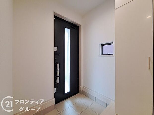 玄関ではタイルを採用しており、お掃除楽々!特にお子さまがたくさんの砂を持って帰ってきても安心ですね!