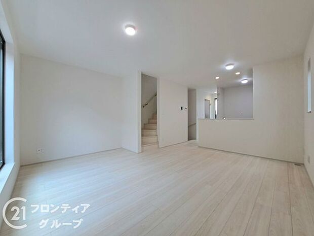 ナチュラルな色合いとはっきりとした木目で、木の温もりを感じながら過ごせる広々としたリビングです。お好きなインテリアでお気に入りの空間を作り出せますね。