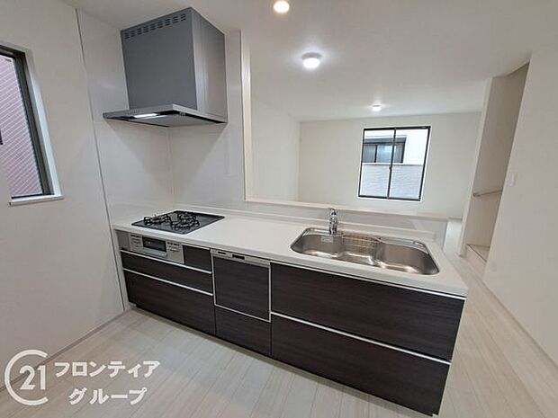 人工大理石カウンタートップ・ガラストップコンロを採用しており、お掃除ラクラク。浄水器付きハンドシャワー水栓など、奥様に嬉しい機能がたくさん!