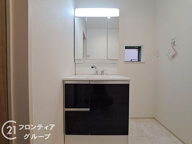 ハンドシャワー付き洗面化粧台。曇り止めヒーター付きミラーの内側にはたっぷりの収納がついており、スタイリング剤や歯ブラシなどもたっぷり収納可能です!