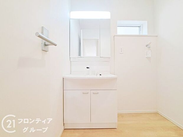 小窓付きの洗面室は、毎朝心地よい光を運んでくれるので、すがすがしい気持ちで1日をスタートできます！