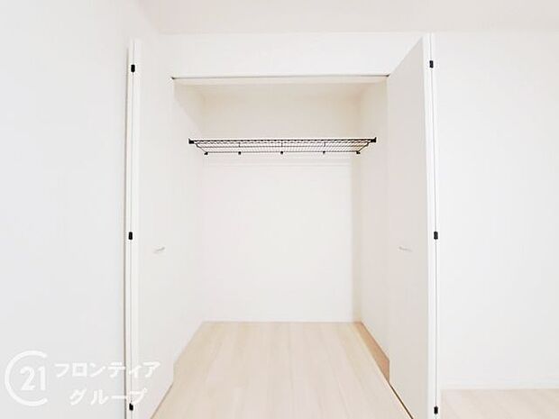 奥行きのあるクローゼットでたっぷり収納できますね