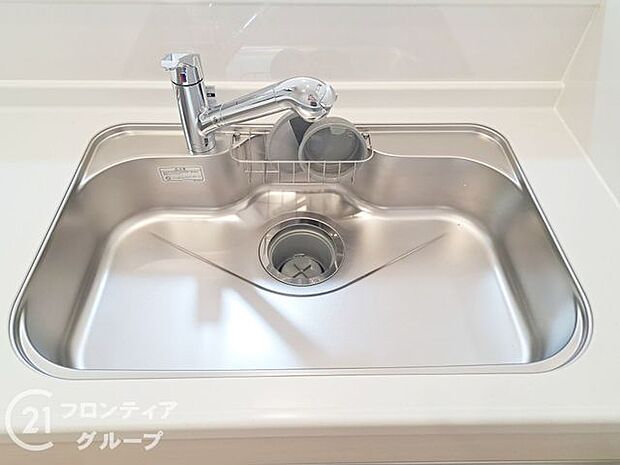 蛇口の先端に浄水器を内蔵。場所をとらない浄水器です。