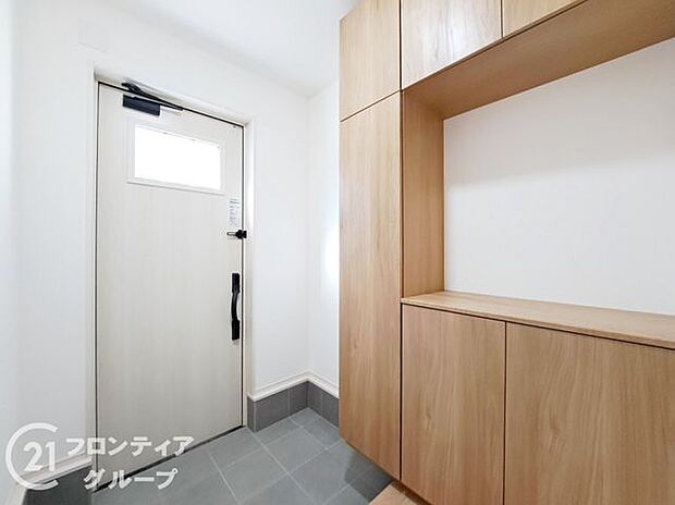 玄関ではタイルを採用しており、お掃除楽々!特にお子さまがたくさんの砂を持って帰ってきても安心ですね!