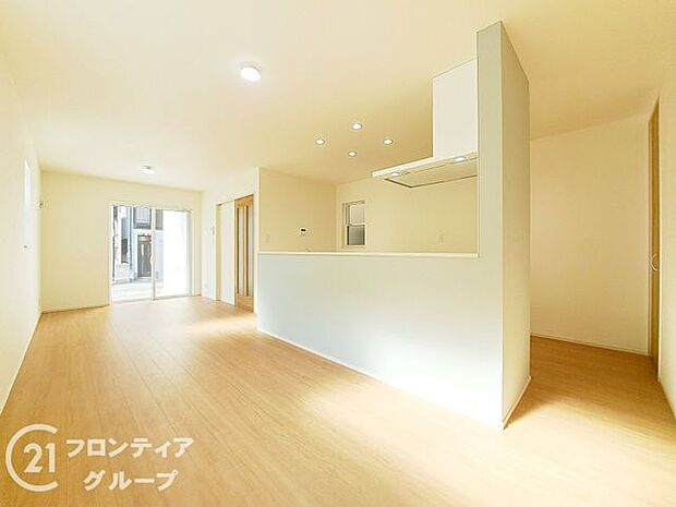 フローリングにはキズの付きにくい特殊塗装を採用し、内装やドアの仕上げは、堂々とした木目で、木の温もりを感じながらお過ごしいただけますね。