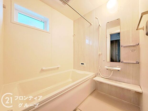 浴室には隠れた節水機能が充実!シャワーにはたくさんの空気を含んだ大粒の水は節水効果大!浴槽内にはステップがあり、出入り時の負担も軽減するスリムな形を採用