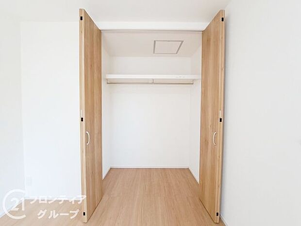 奥行きのあるクローゼットでたっぷり収納できますね